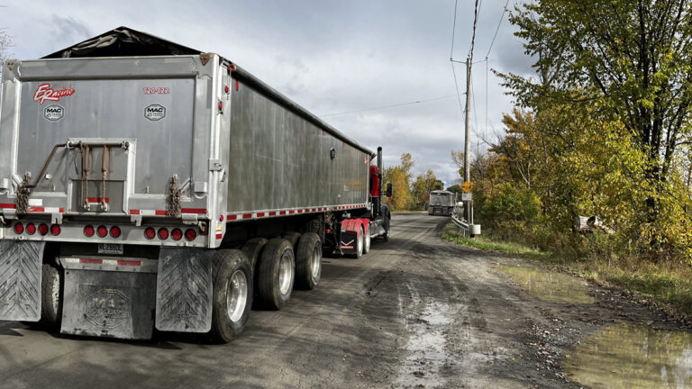 Depuis que Northvolt déverse sa terre, c’est monté à 1000, 1200 camions par jour