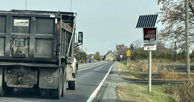 Camion dépassant la limite de vitesse sur Chemin de la Butte-aux-renards